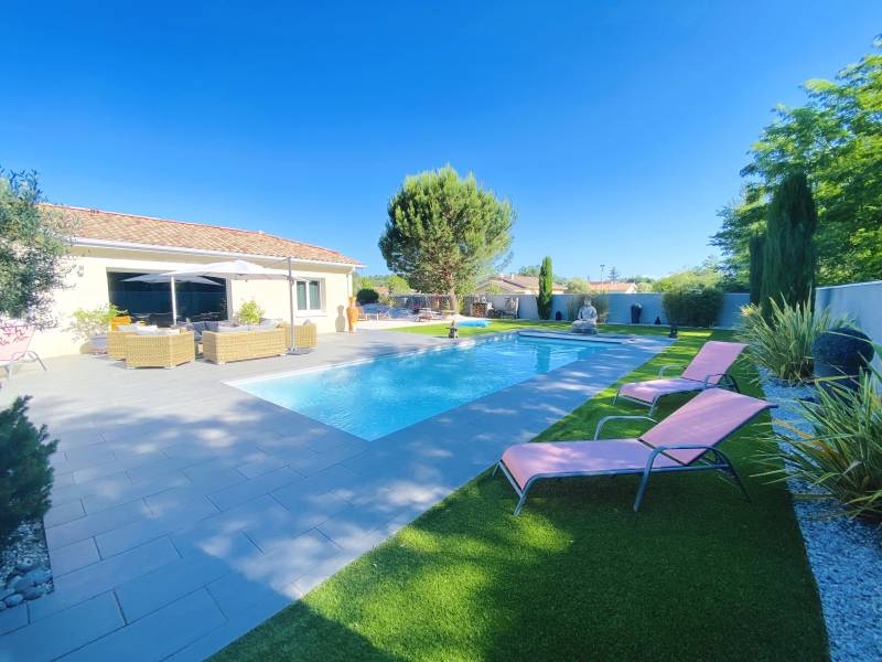 Maison à vendre de plain-pied au calme avec piscine chauffée et dépendance à Belin-Béliet | Agence immobilière toutes transactions à Gujan-Mestras (33)