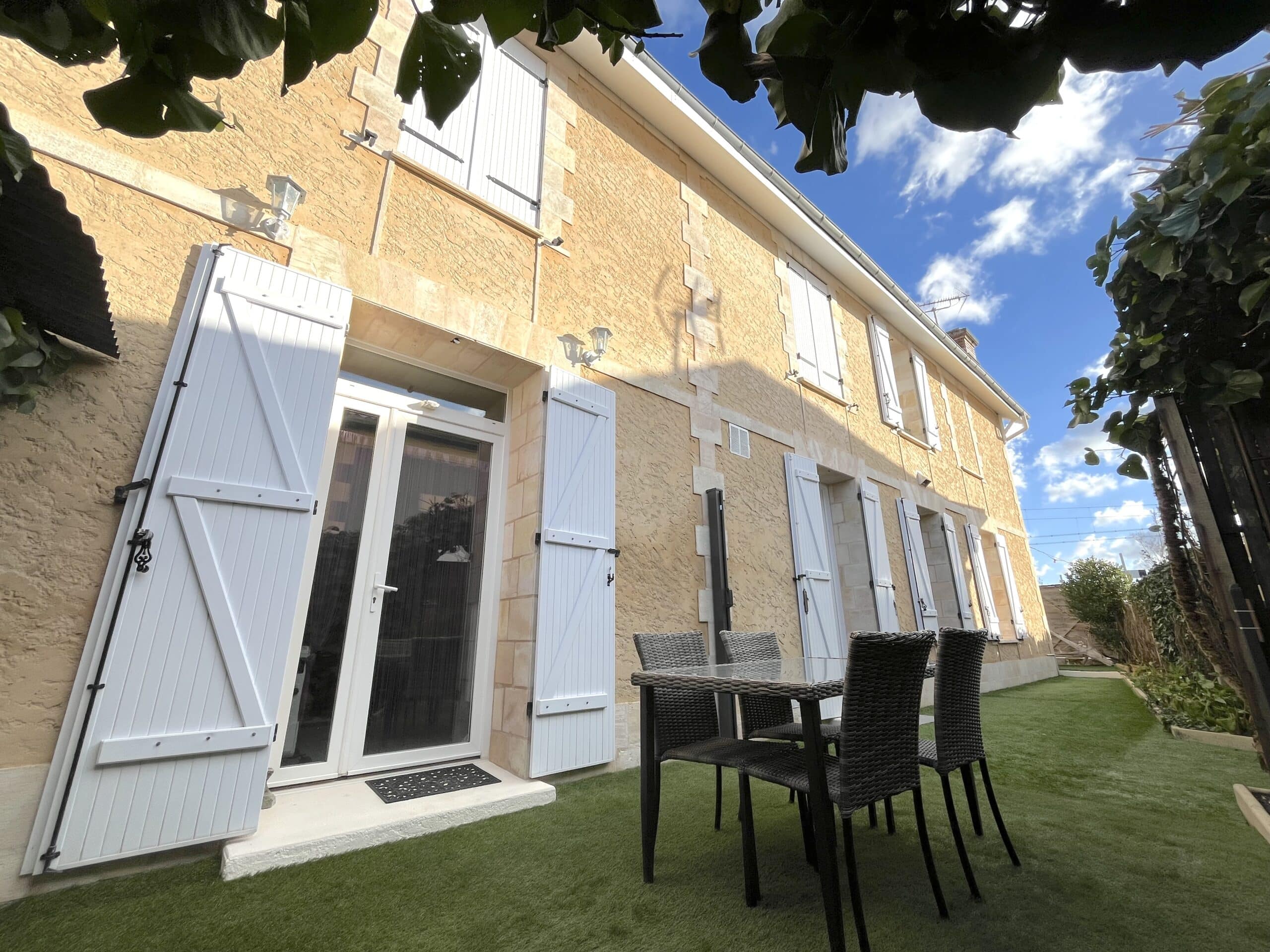 Maison de ville T5 avec studio indépendant et garage à vendre à Gujan-Mestras | Agence immobilière toutes transactions à Gujan-Mestras (33)
