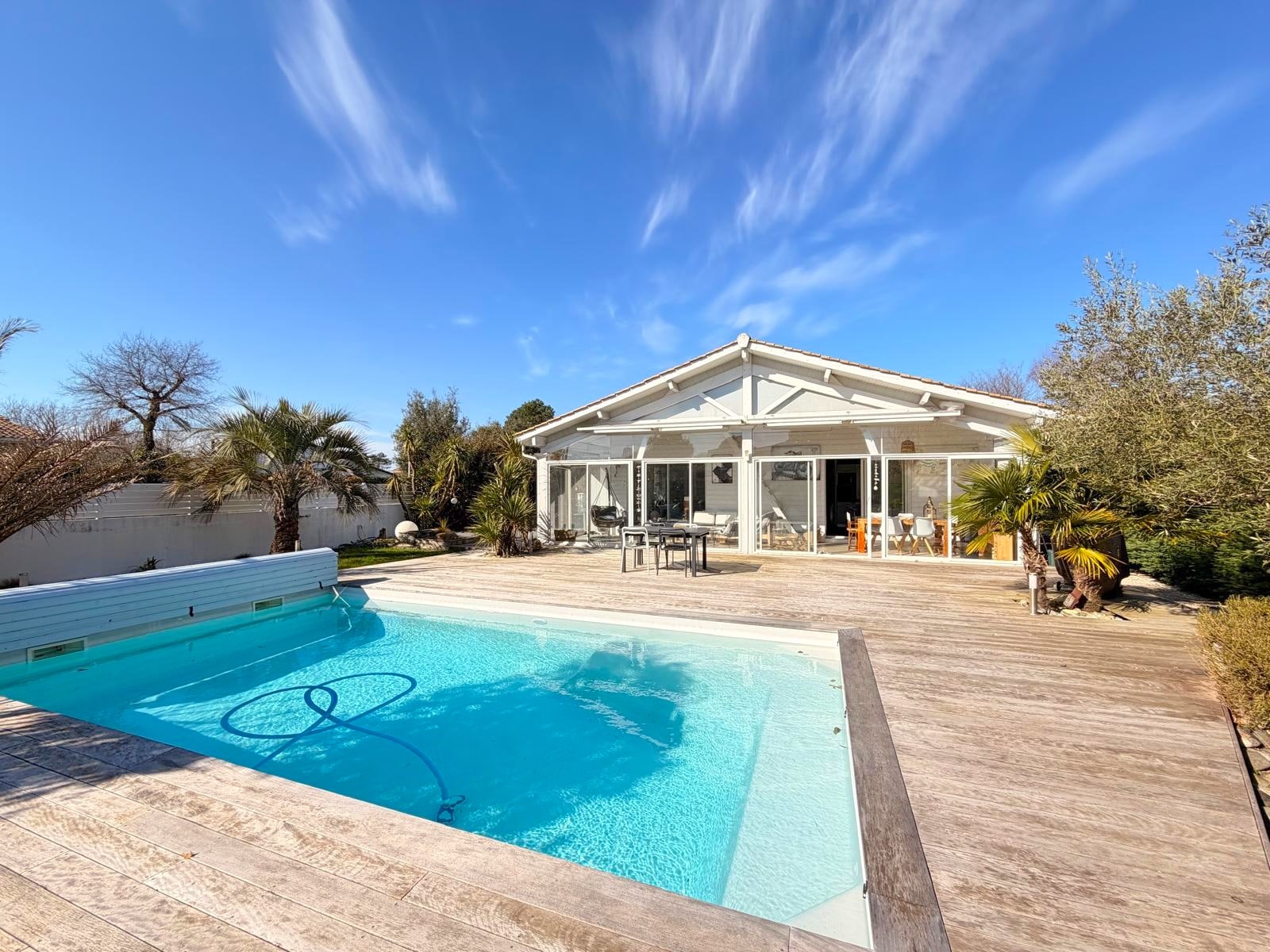 Maison moderne T5 avec piscine et jardin à vendre à Gujan-Mestras | Agence immobilière toutes transactions à Gujan-Mestras (33)