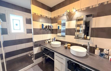 Maison moderne T5 avec piscine et jardin à vendre à Gujan-Mestras | Agence immobilière toutes transactions à Gujan-Mestras (33)