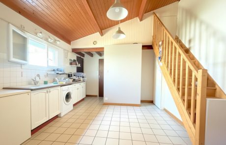 gemini-2.5-flash-image_Améliore_cette_photo_en_supprimant_les_éléments_et_bazar_situé_au_dessus_du_-0 Maison T4 avec dépendance T2 à Gujan-Mestras | Agence immobilière toutes transactions à Gujan-Mestras (33)